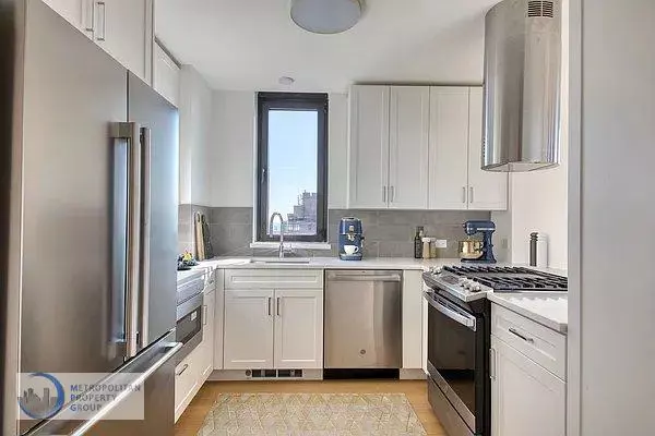 301 East 94th Street photo 4