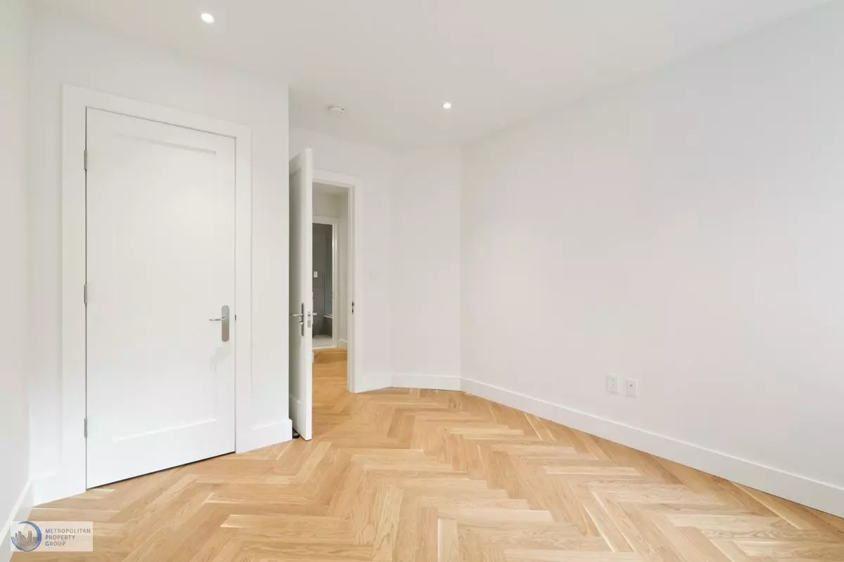 227 Riverside Drive photo 4