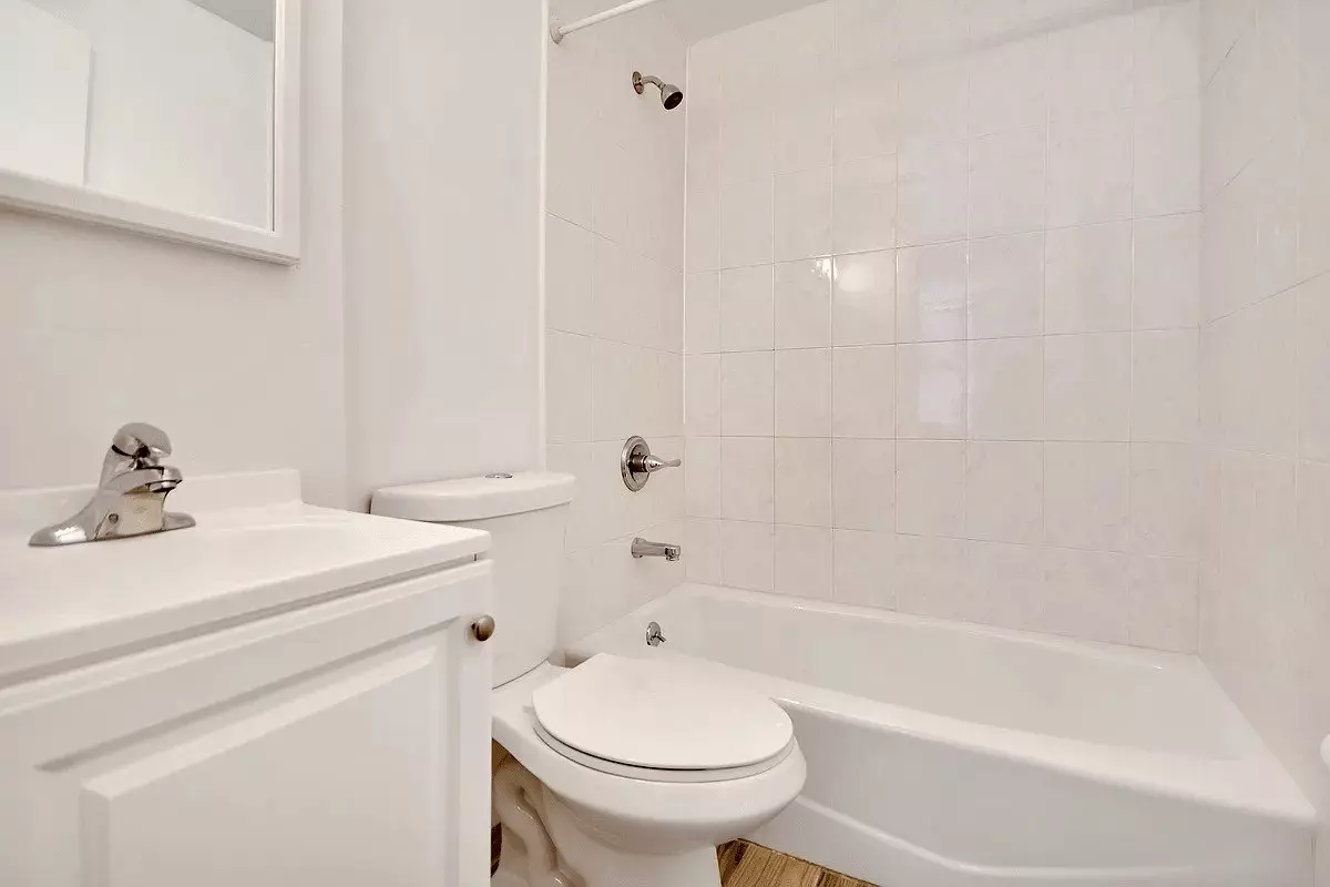 Charming Yorkville Studio ? Pre-war Character, Prime Location photo 4