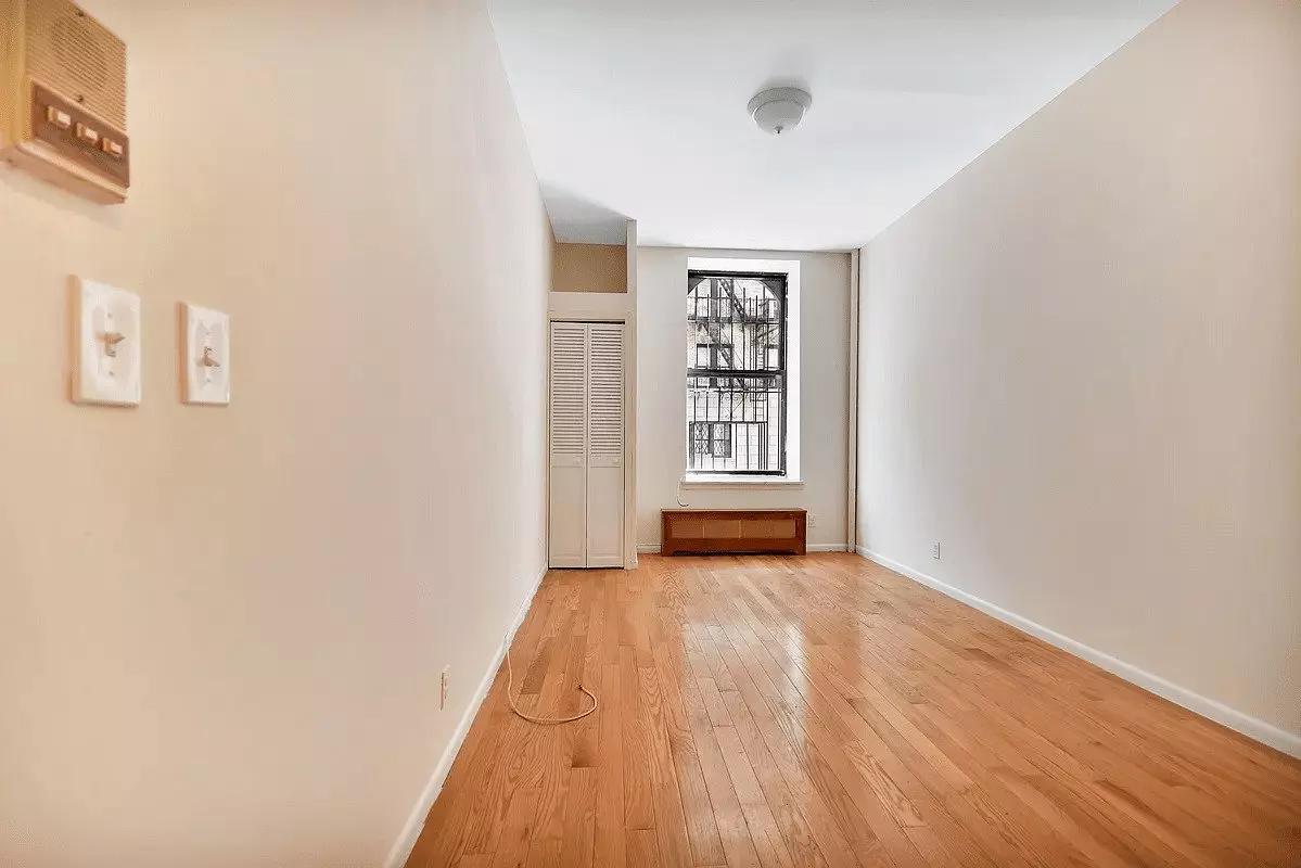 Charming Yorkville Studio ? Pre-war Character, Prime Location photo 3