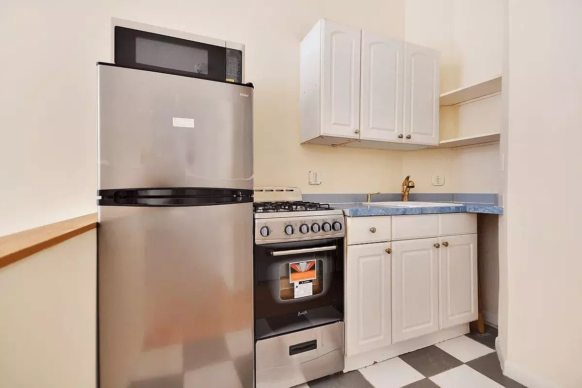 Charming Yorkville Studio ? Pre-war Character, Prime Location photo 5