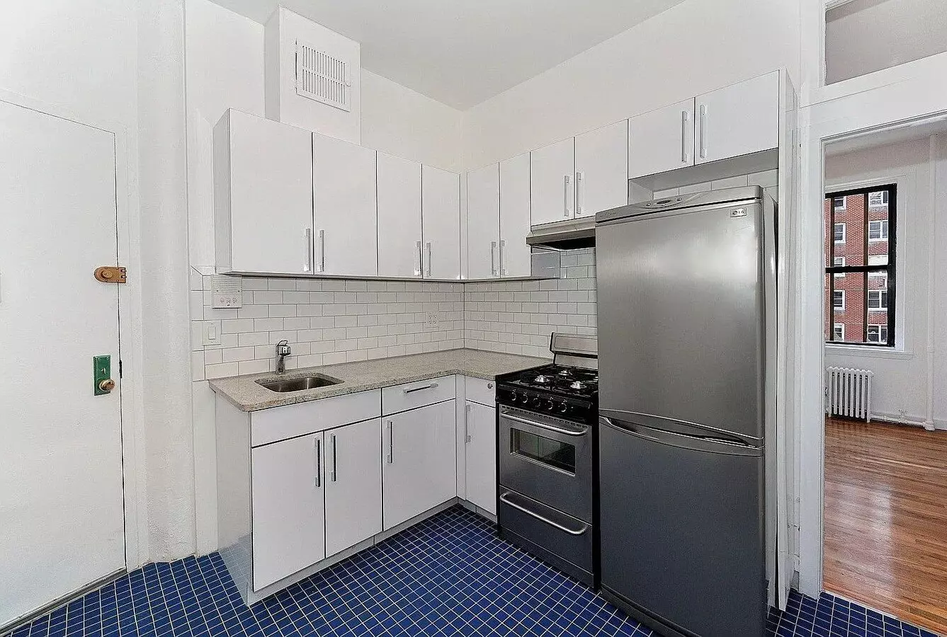 Elegantly Updated 1-bedroom Apartment In The Center!!! photo 5