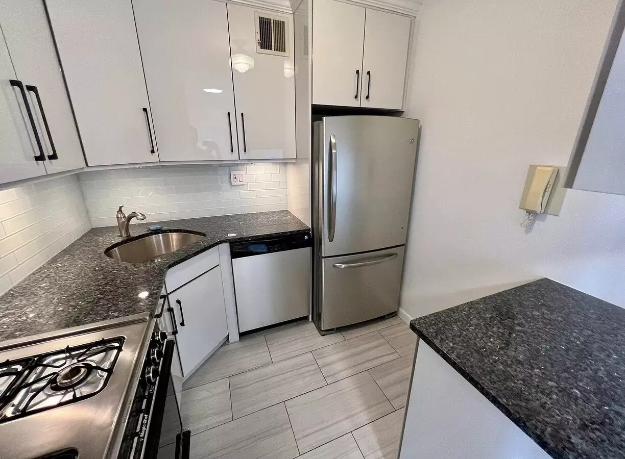 1 Bedroom Looking Out On The East River photo 4