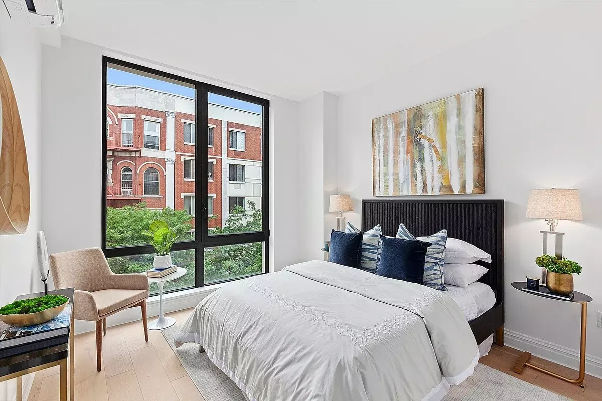 Elegant South-facing Fully Furnished Condo With Modern Finishes photo 3