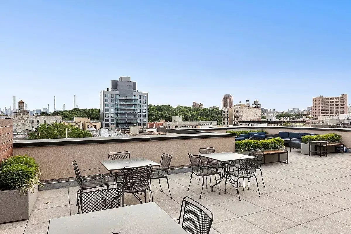 Elegant South-facing Fully Furnished Condo With Modern Finishes photo 4