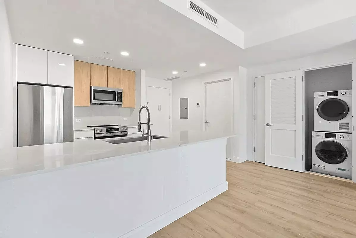 Penthouse 1 Bedroom With Oversized 25' Living Room And King Bedroom photo 3