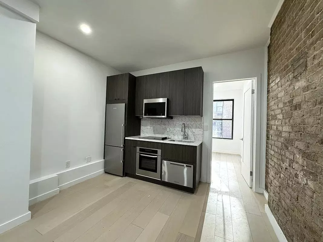Stylish 1-bed, 1-bath Apartment On 3rd Floor With Renovated Kitchen photo 4