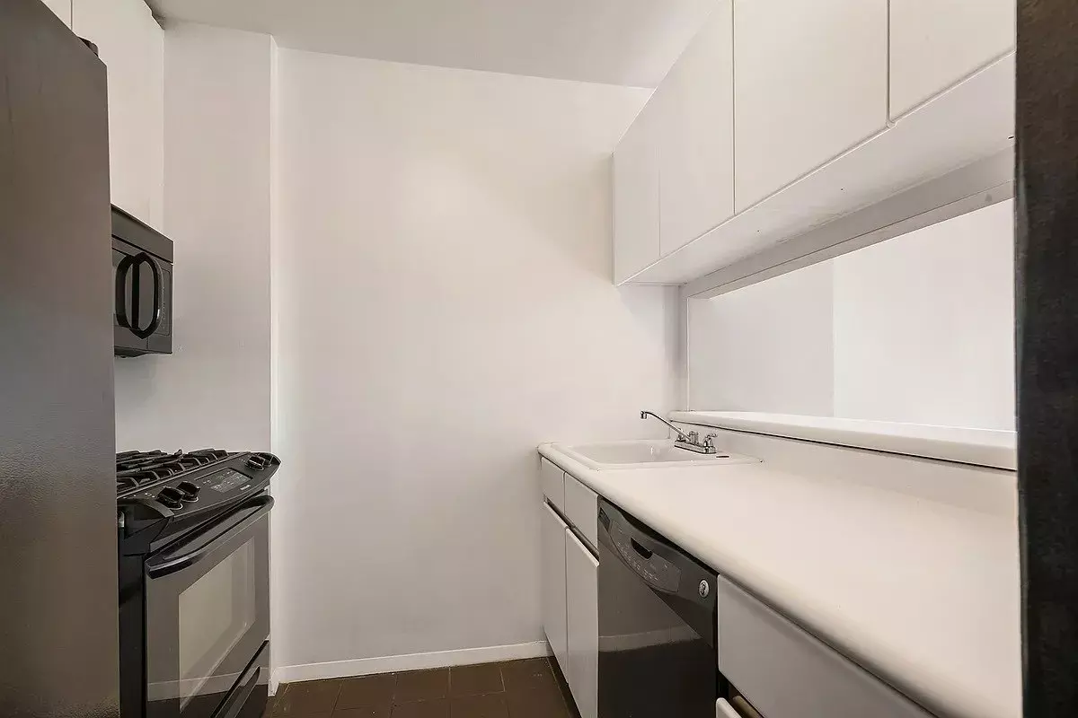 Unique Huge 1 Bed 1 Bath Unit Available Now photo 4
