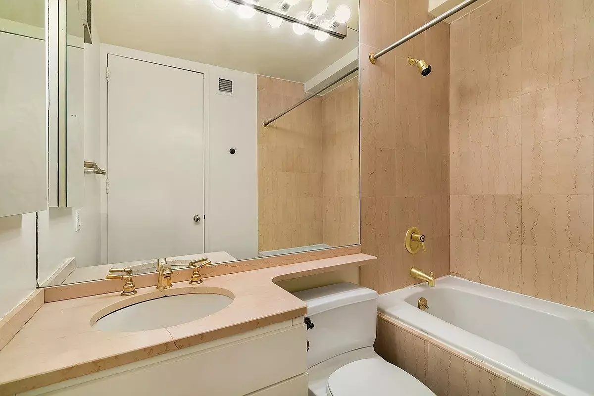 Unique Huge 1 Bed 1 Bath Unit Available Now photo 5