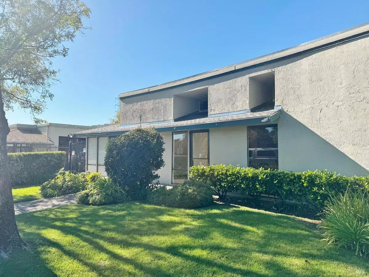 14 Commercial Blvd photo 5
