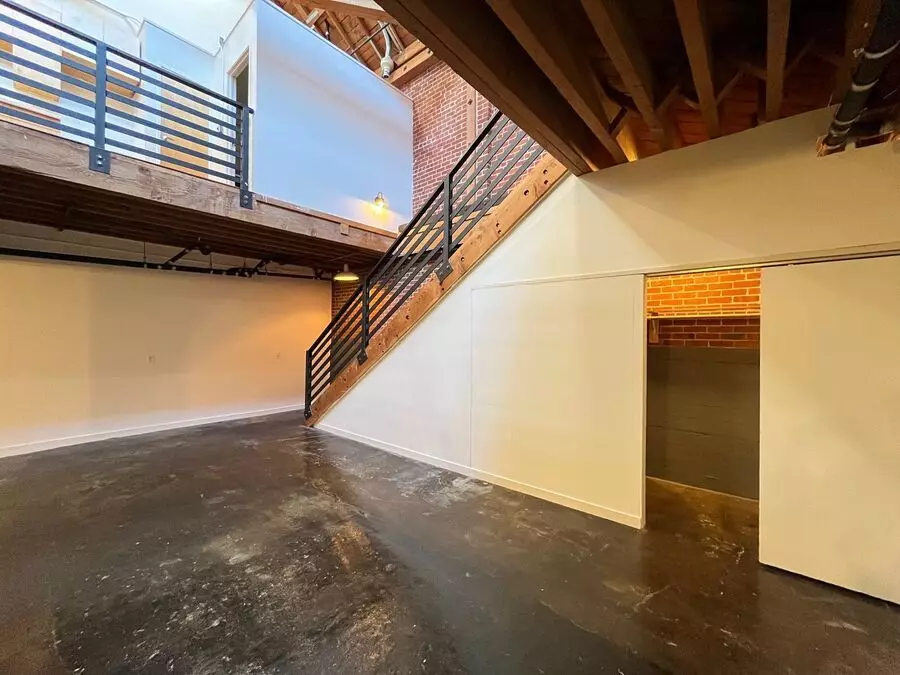 Live/Work In Old Mother's Cookie Lofts - Lake Merritt East. photo 2