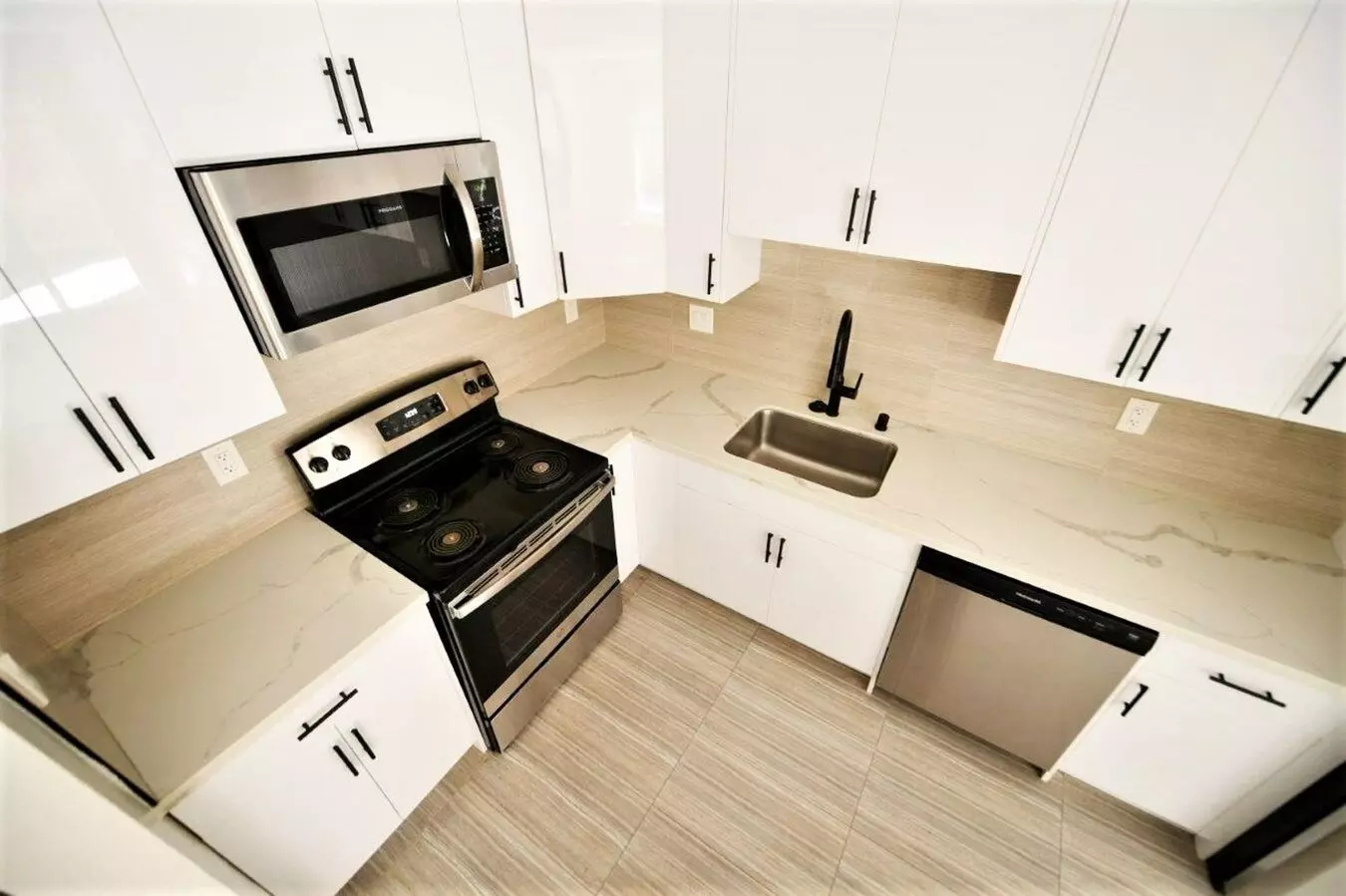 95 Linda Apartments photo 3