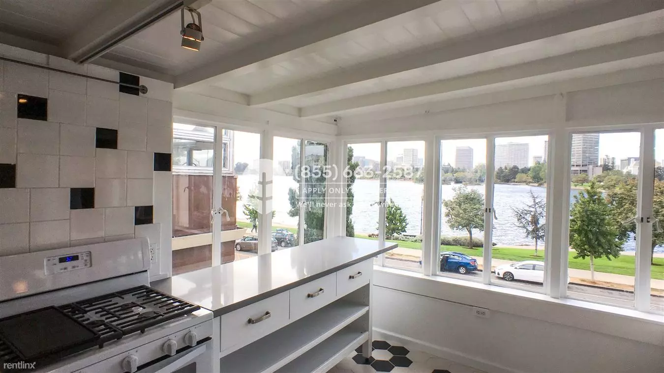 2238 Lakeshore Ave photo 2