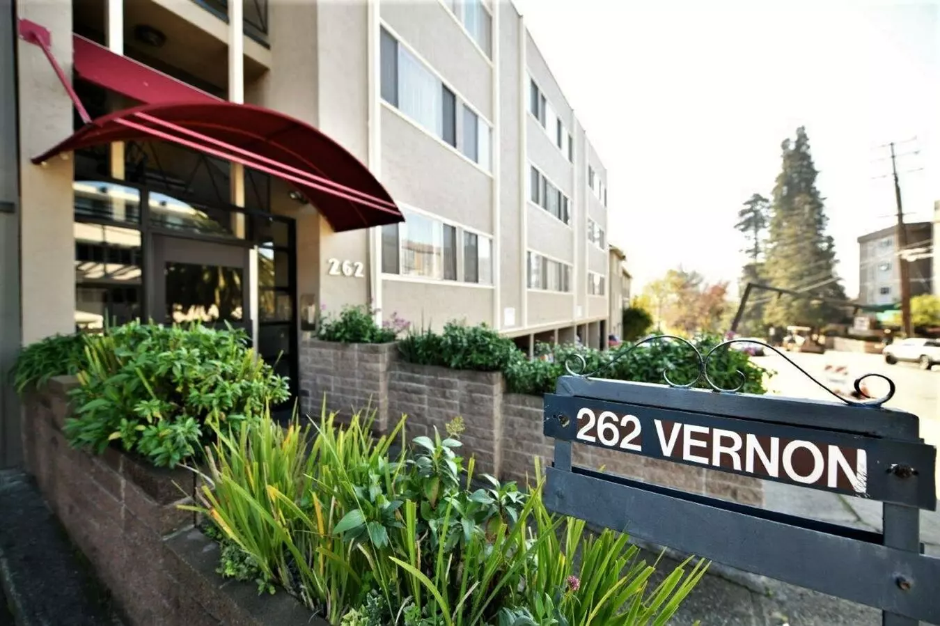 262 Vernon St photo 4