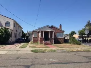 3 Bedroom 1 Bath House in Oakland photo 2