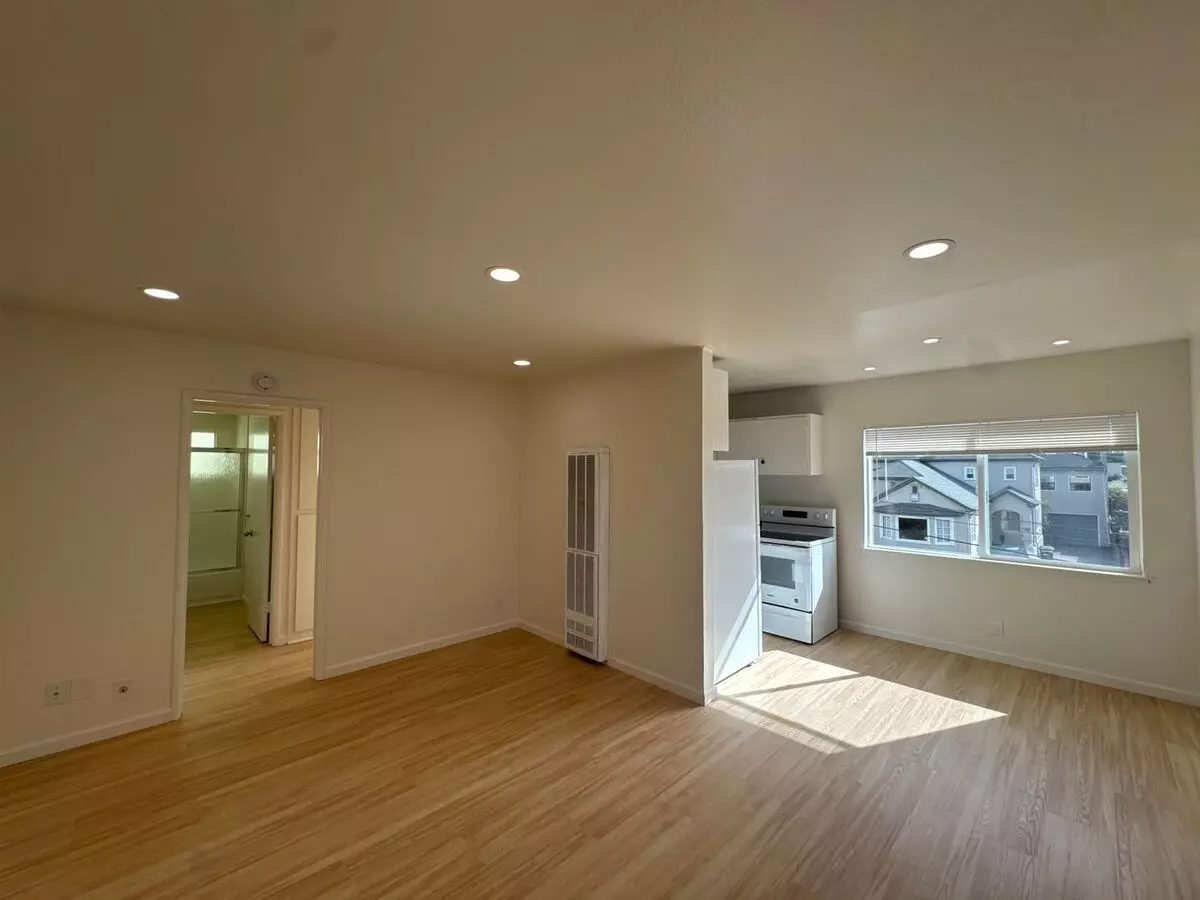 317 Warwick- 270- 1196/2701 photo 2