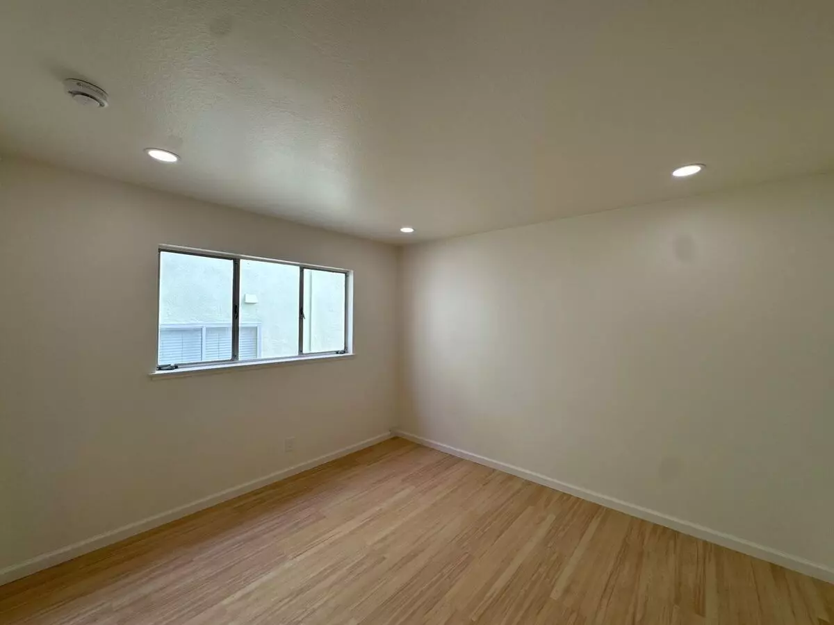 317 Warwick- 270- 1196/2701 photo 5