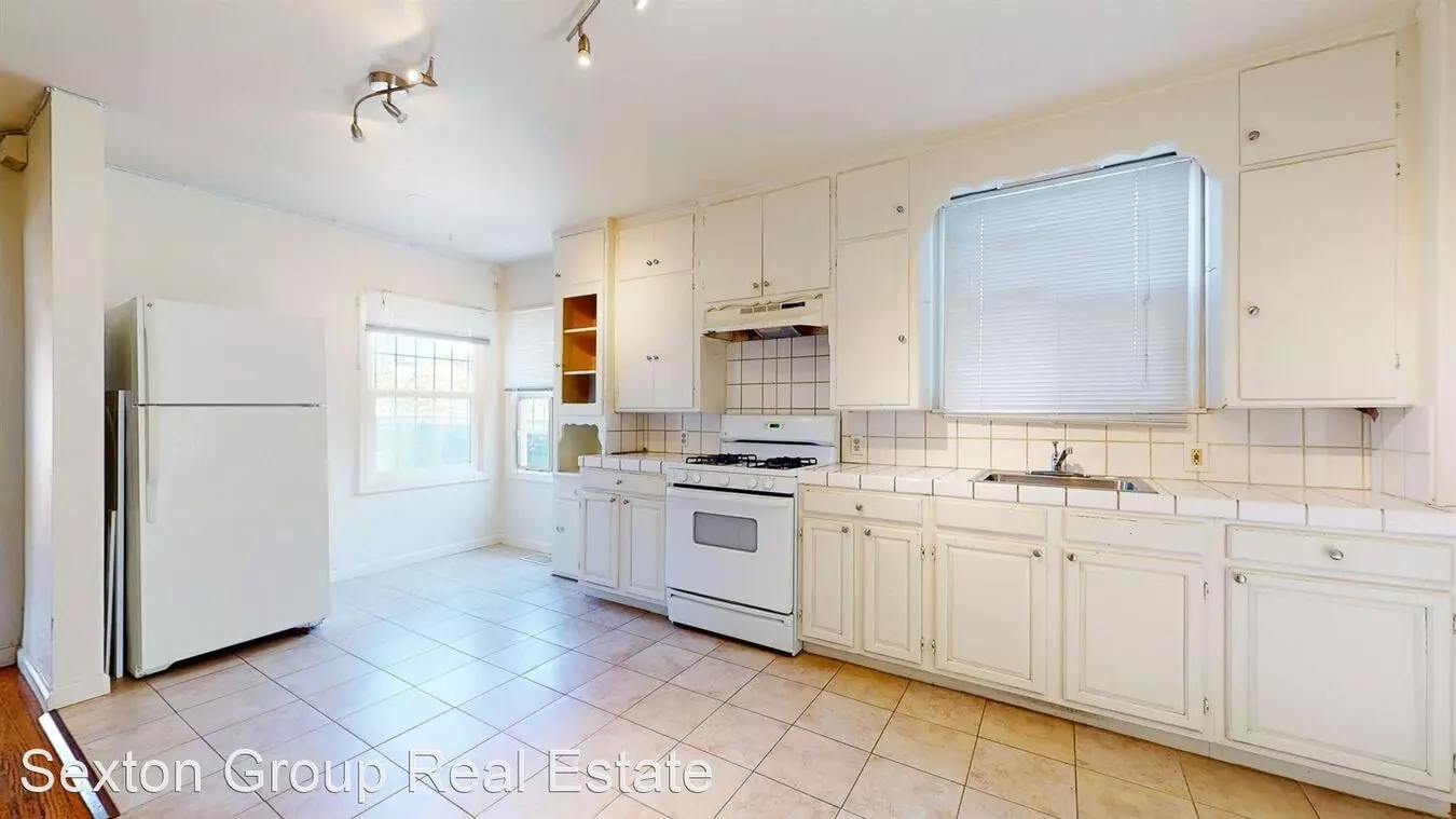 3428 Dimond Ave photo 3