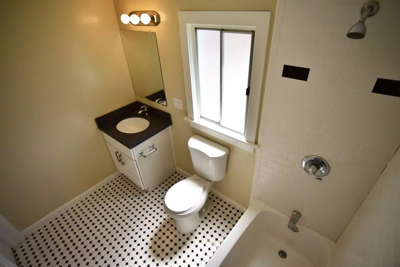 3P - 4114-4134 Howe St. photo 4