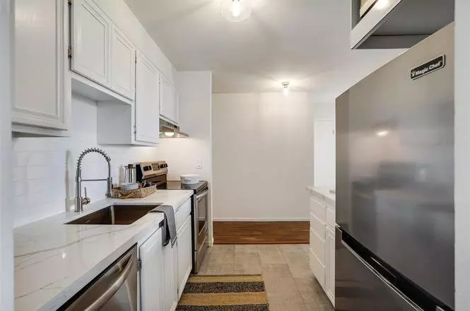 555 Jean St Apt 522 photo 3
