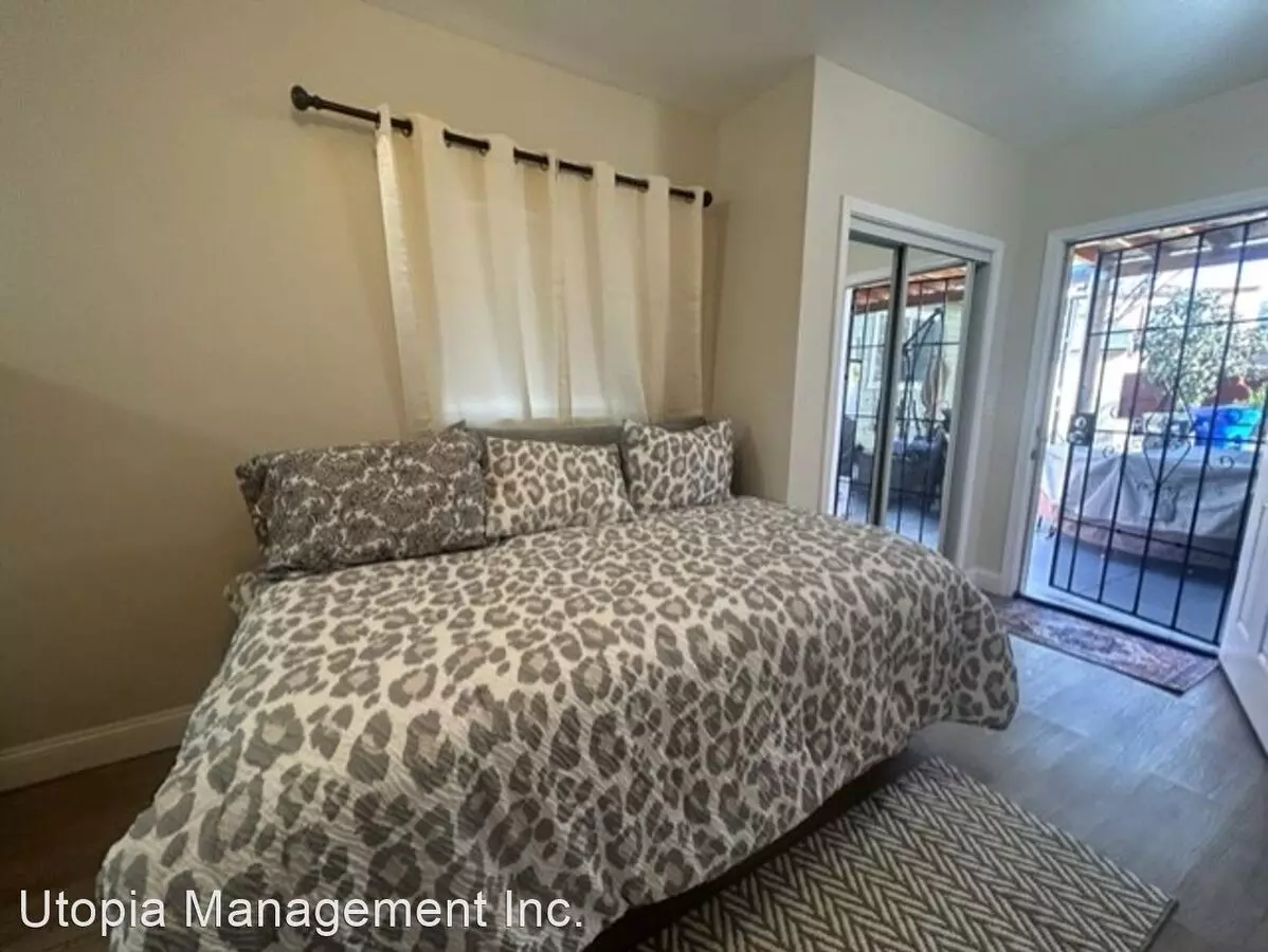 556 Stoneford Ave photo 2