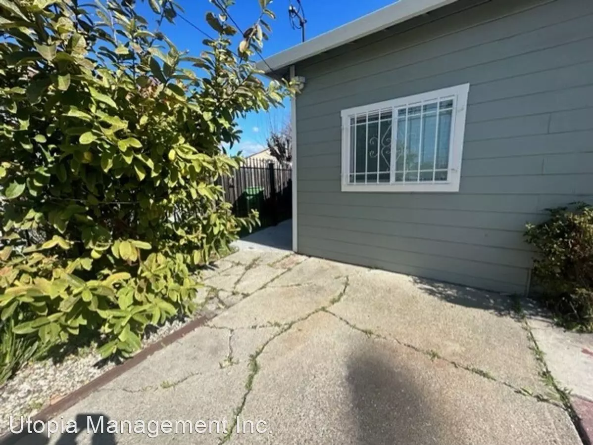 556 Stoneford Ave photo 4