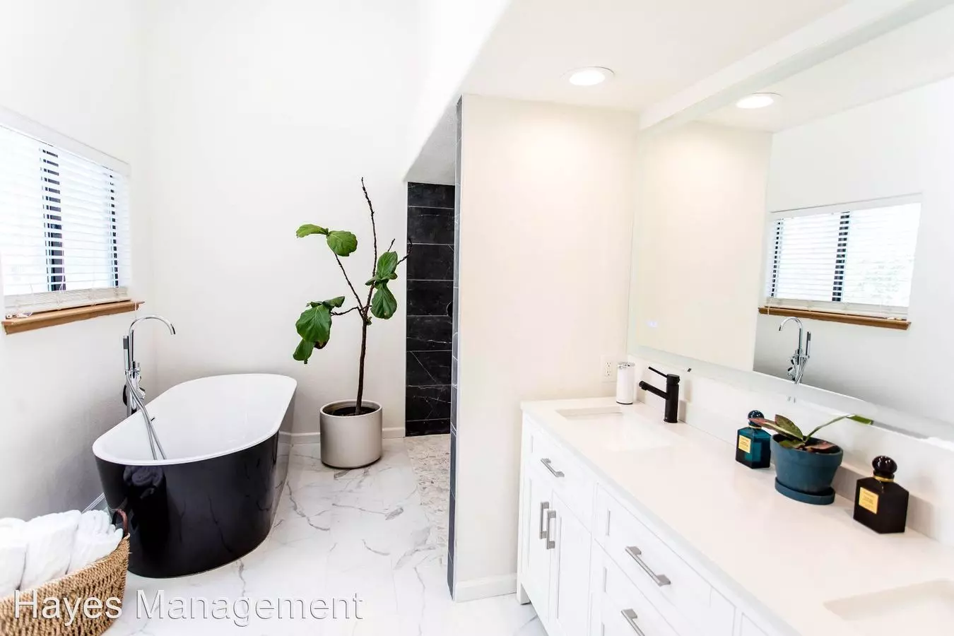 Fully Renovated Modern 4 Bedroom Home in Rockridge with Views photo 3