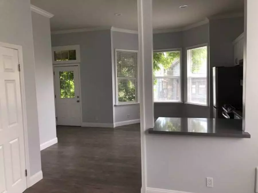 828 Milton St photo 3