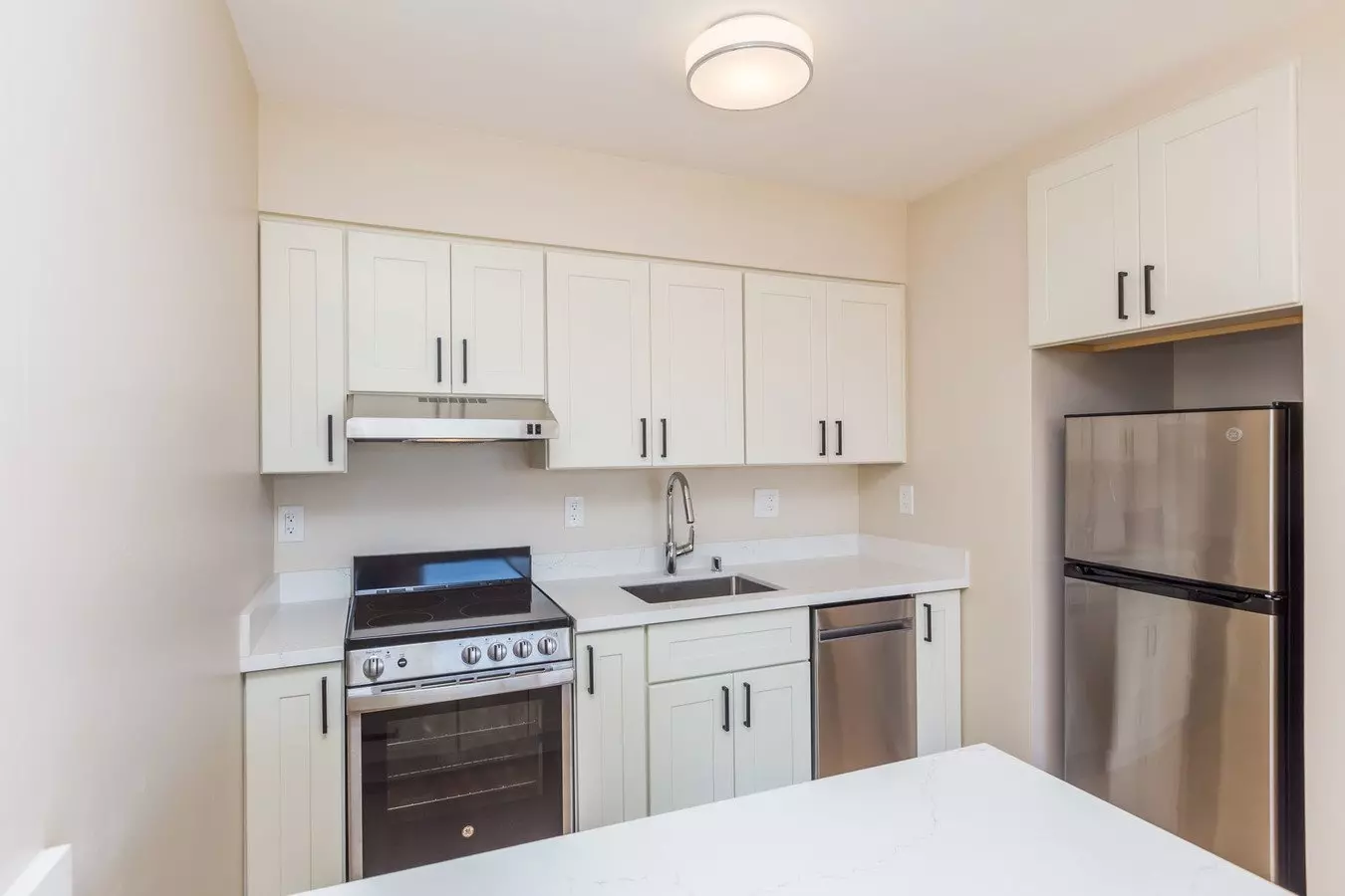 888 VERMONT Apartments photo 5