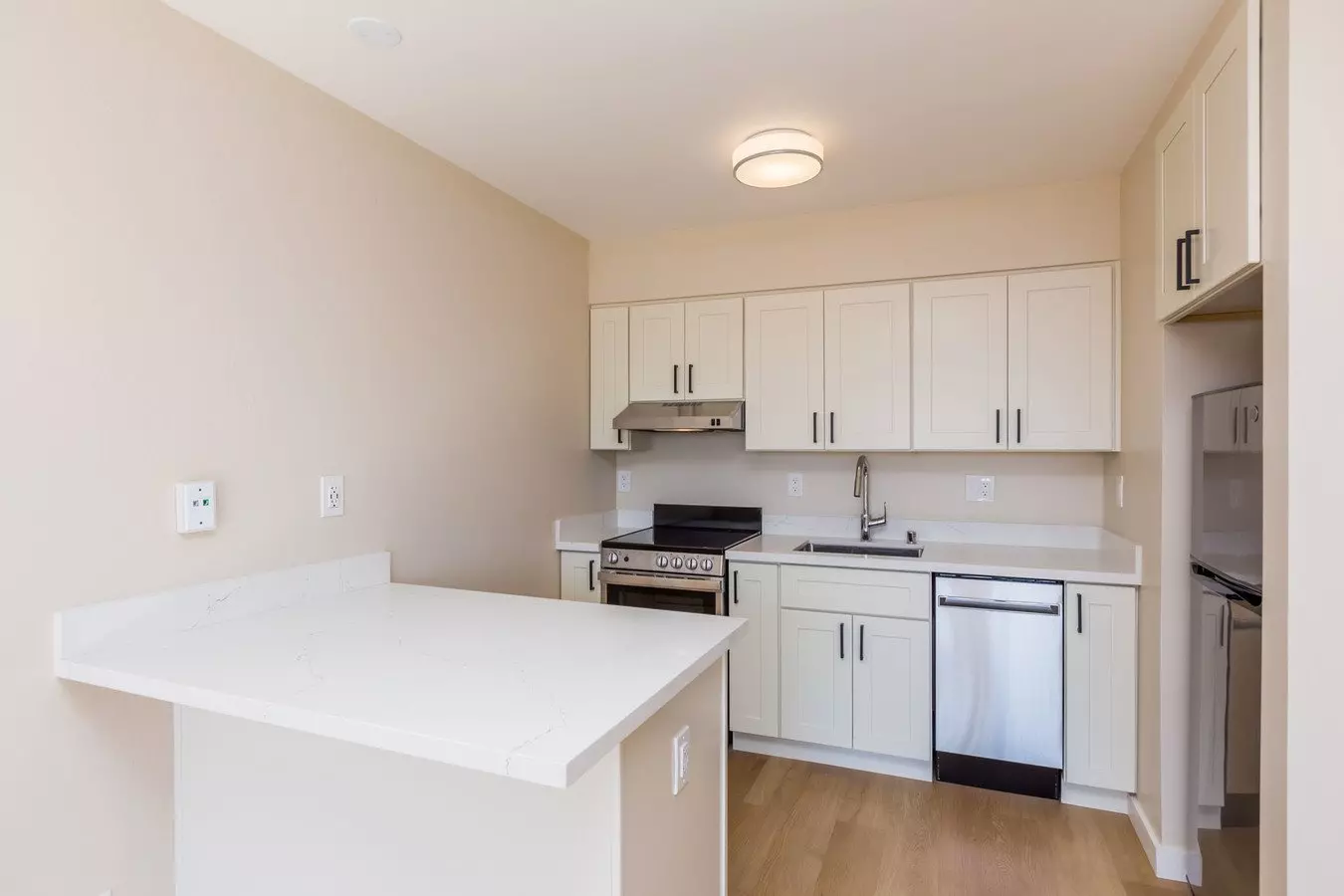 888 VERMONT Apartments photo 3