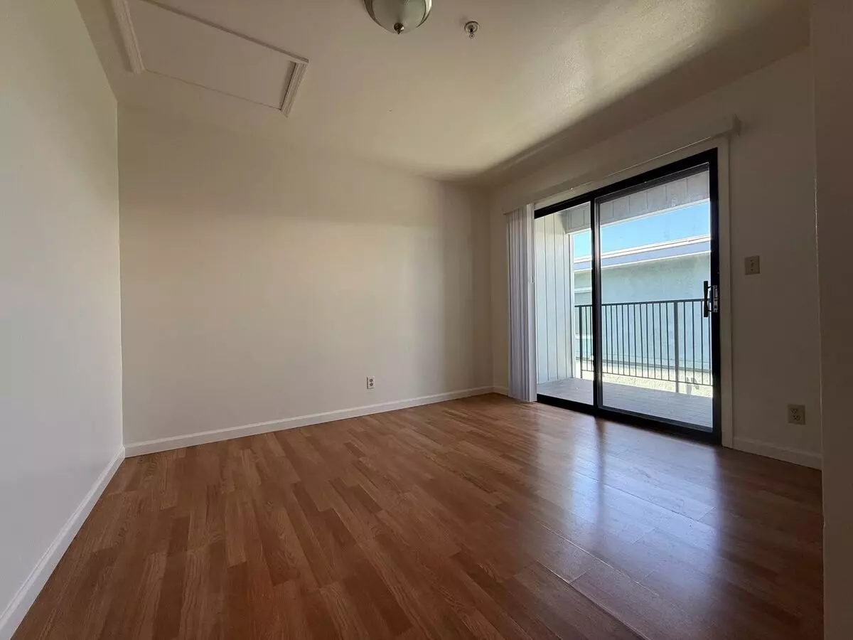A Bright And Clean 2‑bed, 1‑bath Home Located In Oakland’s Convenient Laurel District. photo 3