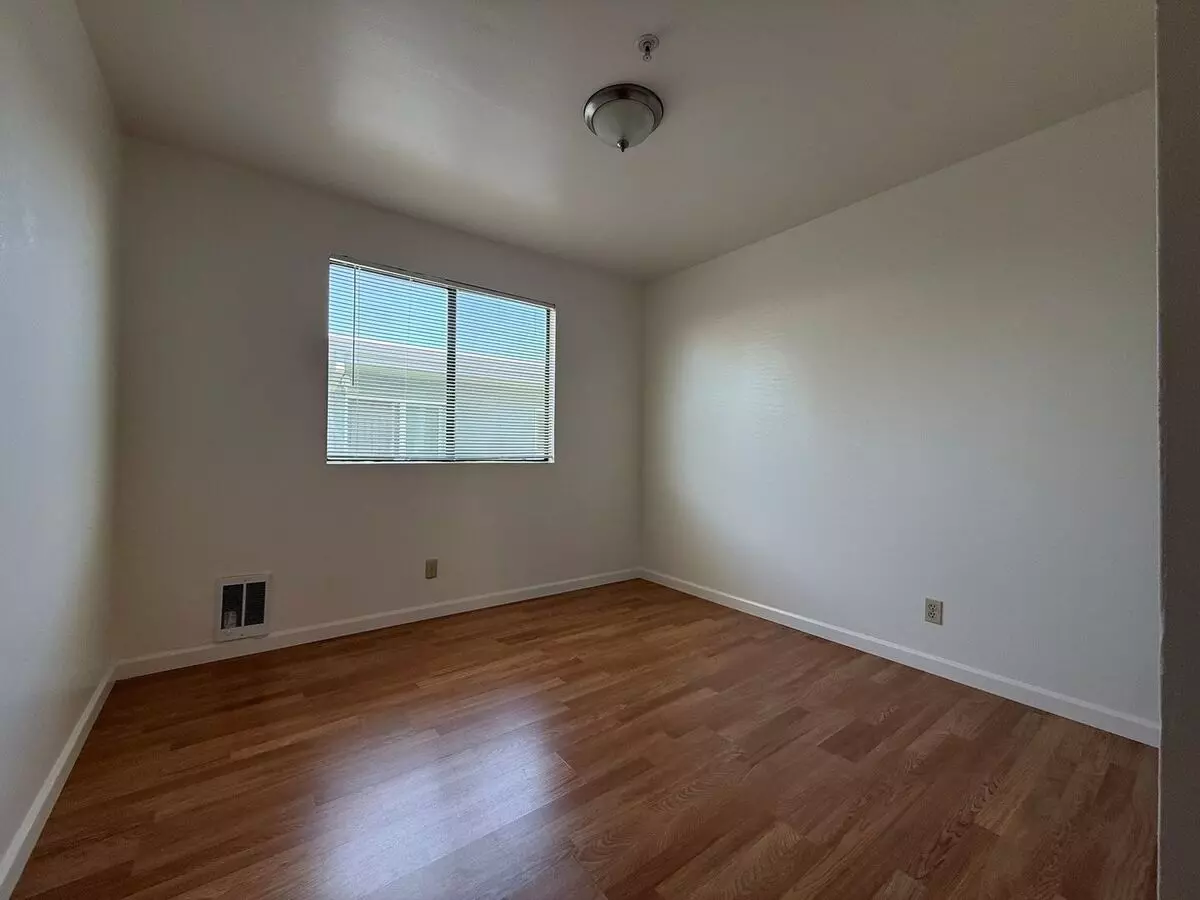 A Bright And Clean 2‑bed, 1‑bath Home Located In Oakland’s Convenient Laurel District. photo 4