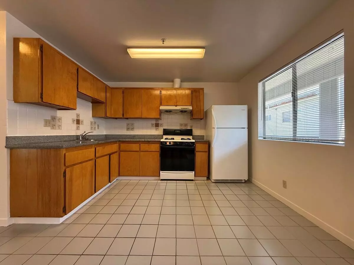 A Bright And Clean 2‑bed, 1‑bath Home Located In Oakland’s Convenient Laurel District. photo 2