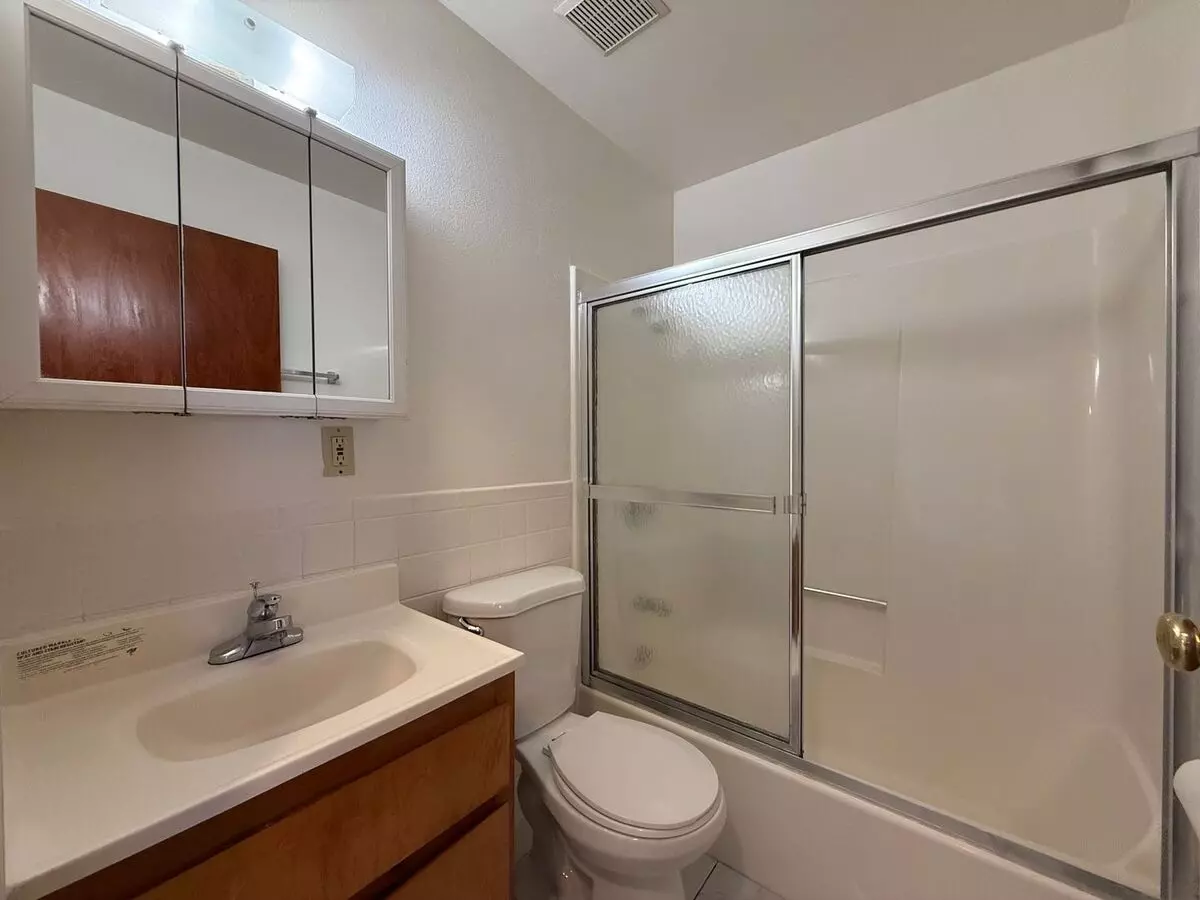 A Bright And Clean 2‑bed, 1‑bath Home Located In Oakland’s Convenient Laurel District. photo 5