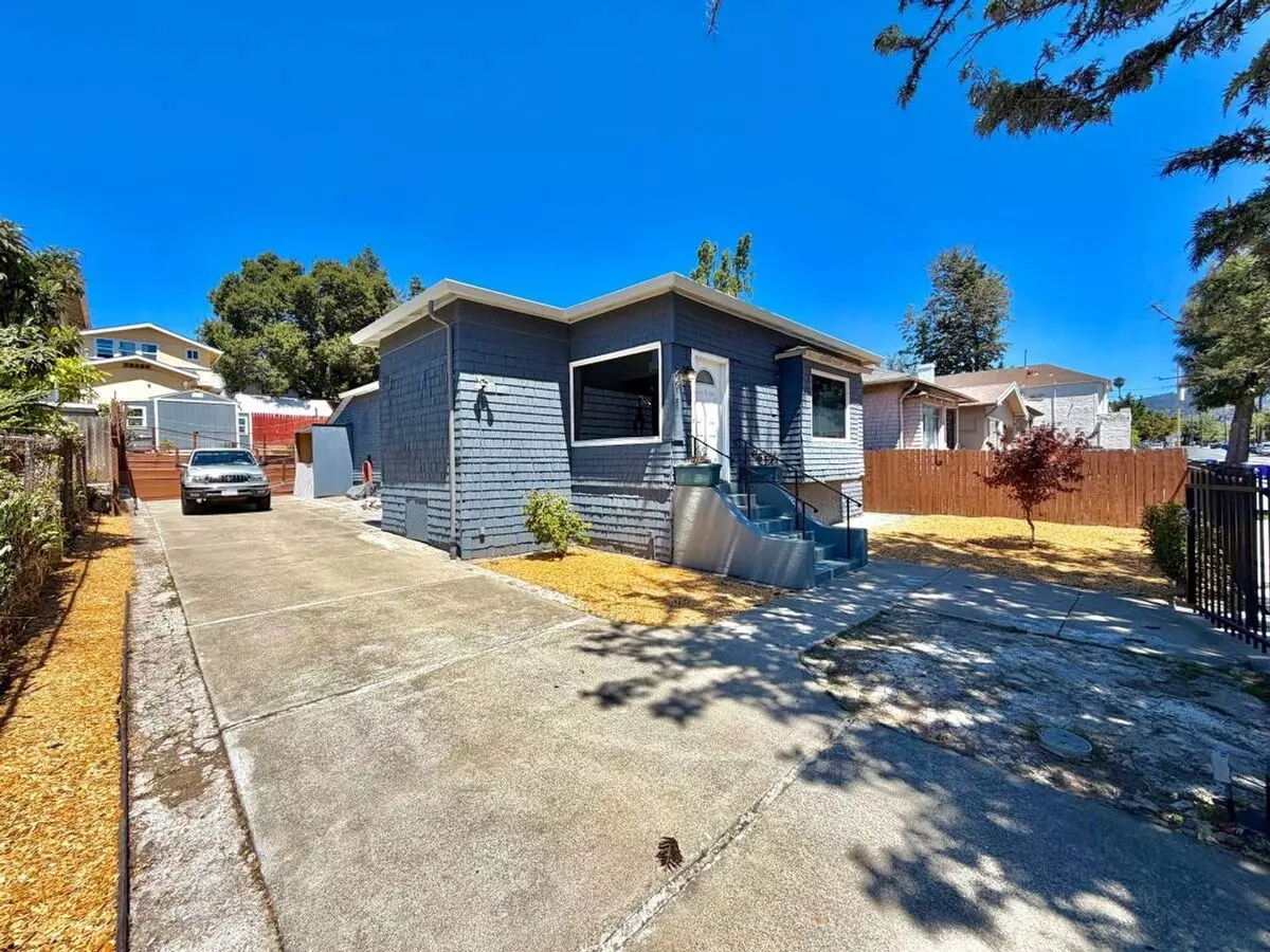 Amazing 3 Bedroom, 2 Bath Home With Gated Entry And Extra Studio photo 3