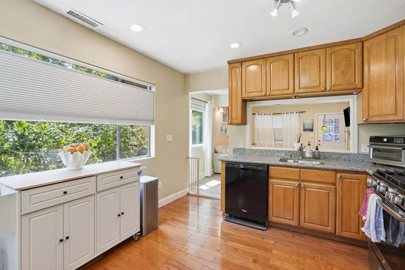 Beautiful Spacious 3-bedroom 2-bath In Oakland! photo 5
