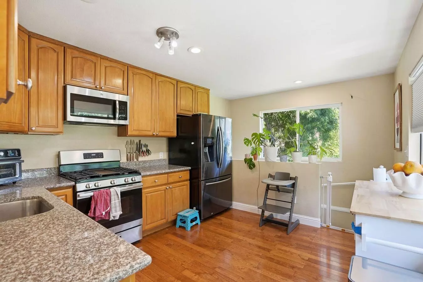 Beautiful Spacious 3-bedroom 2-bath In Oakland! photo 3