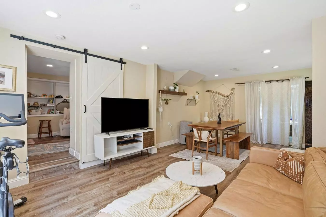 Beautiful Spacious 3-bedroom 2-bath In Oakland! photo 4
