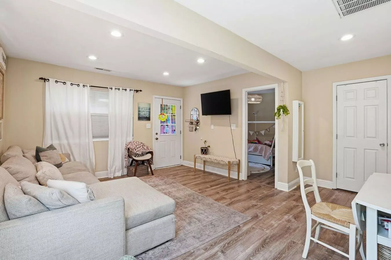 Beautiful Spacious 3-bedroom 2-bath In Oakland! photo 2