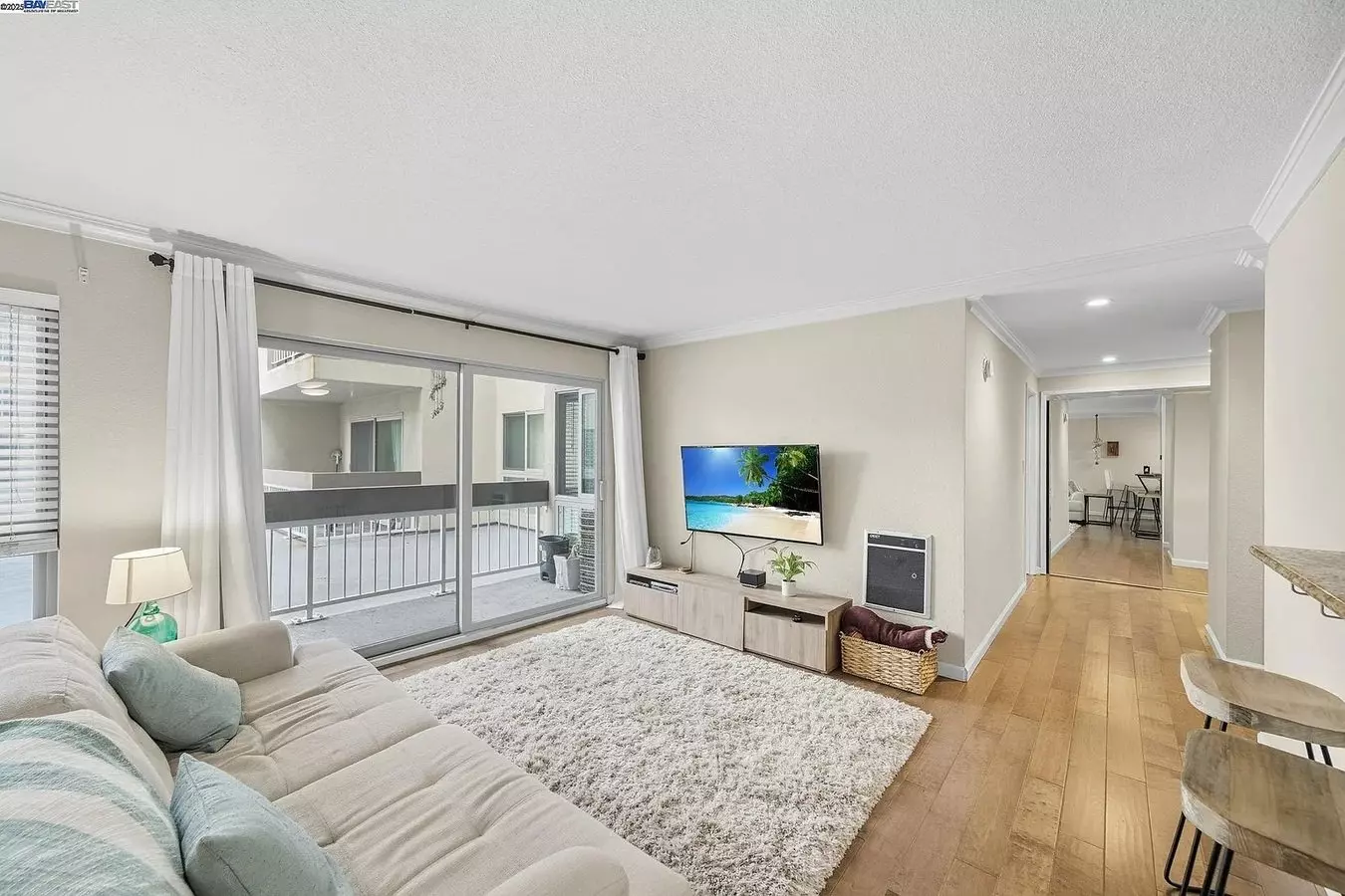 Beautifully Residence Nestled In Oakland's Sought photo 2