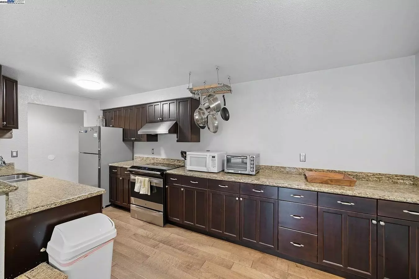 Beautifully Residence Nestled In Oakland's Sought photo 3