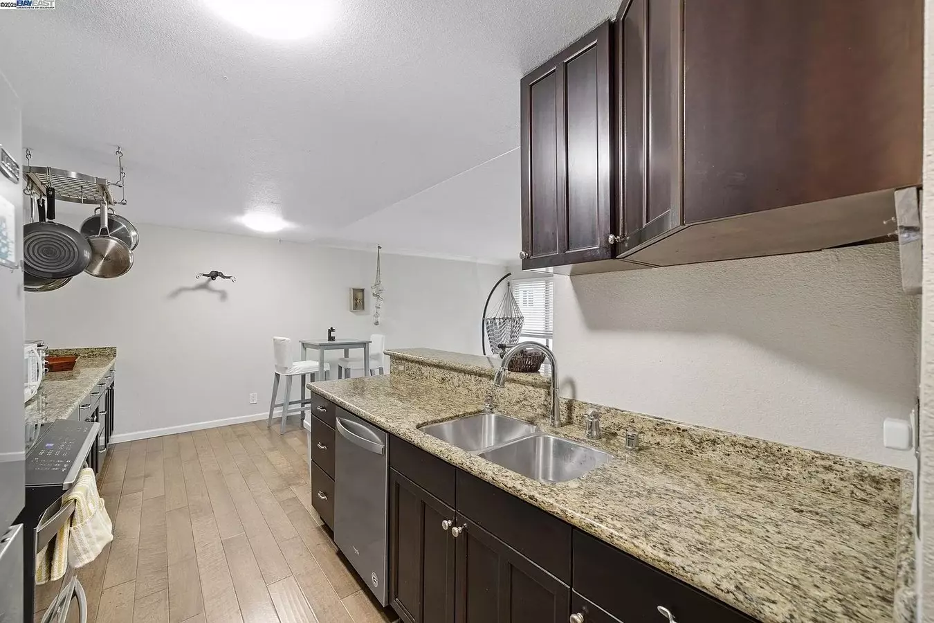 Beautifully Residence Nestled In Oakland's Sought photo 4