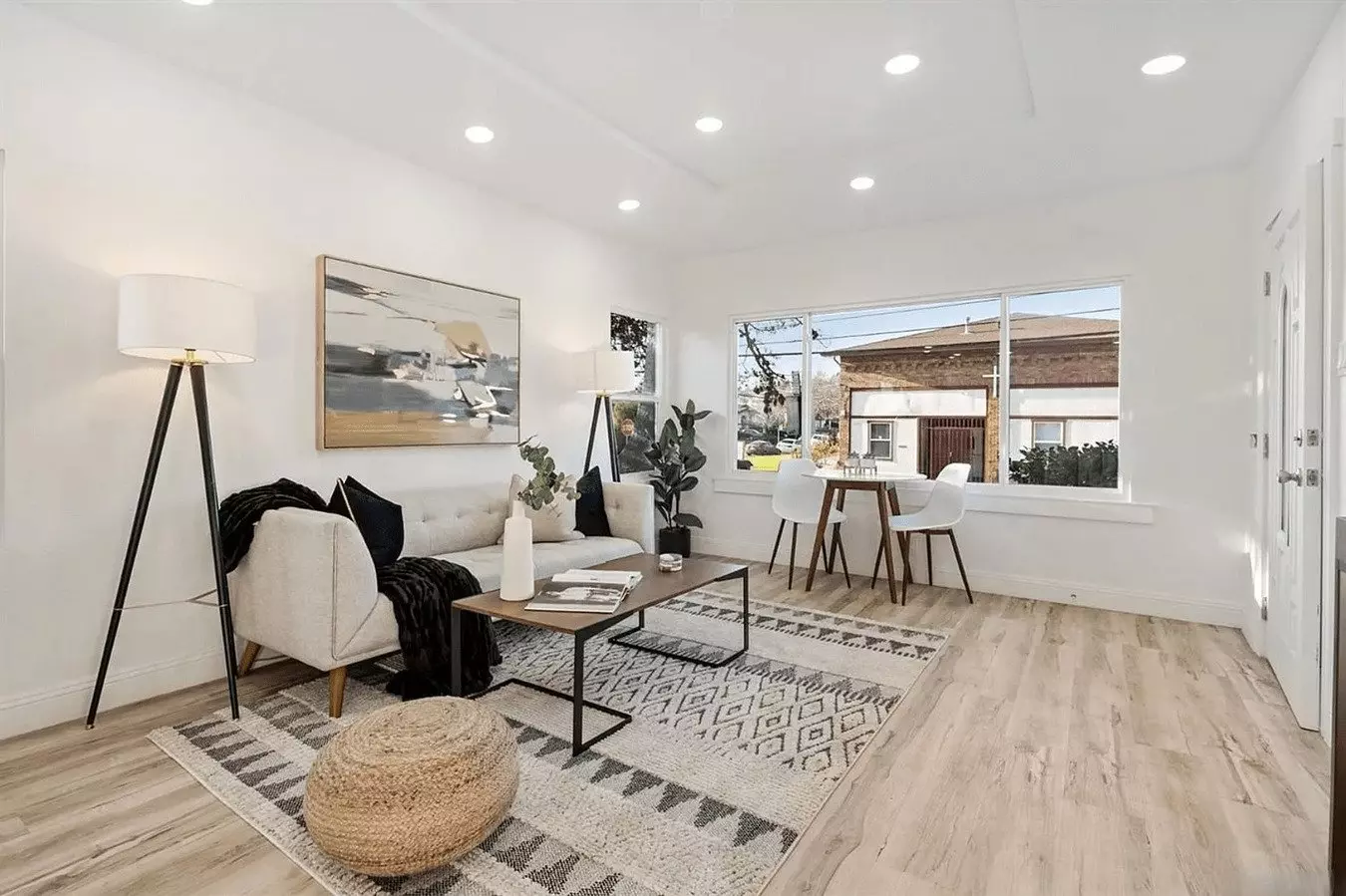 Beautifully Updated Spanish-style Home Featuring An En Suite Master And Redwood Deck photo 5