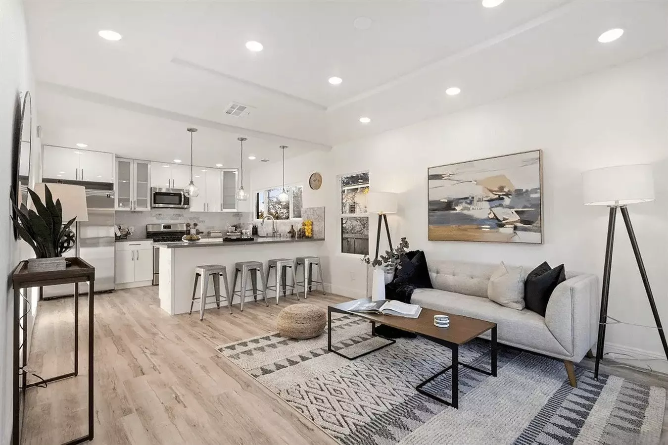 Beautifully Updated Spanish-style Home Featuring An En Suite Master And Redwood Deck photo 4