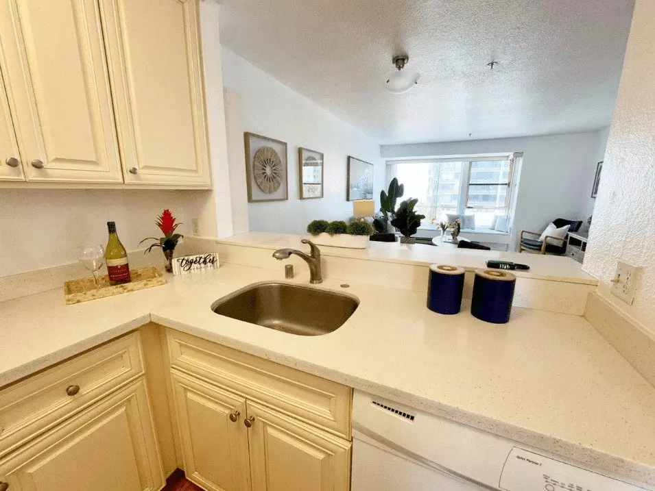 Bright Top-floor Corner 1 Bed / 1 Bath Condo In The Heart Of Oakland photo 5