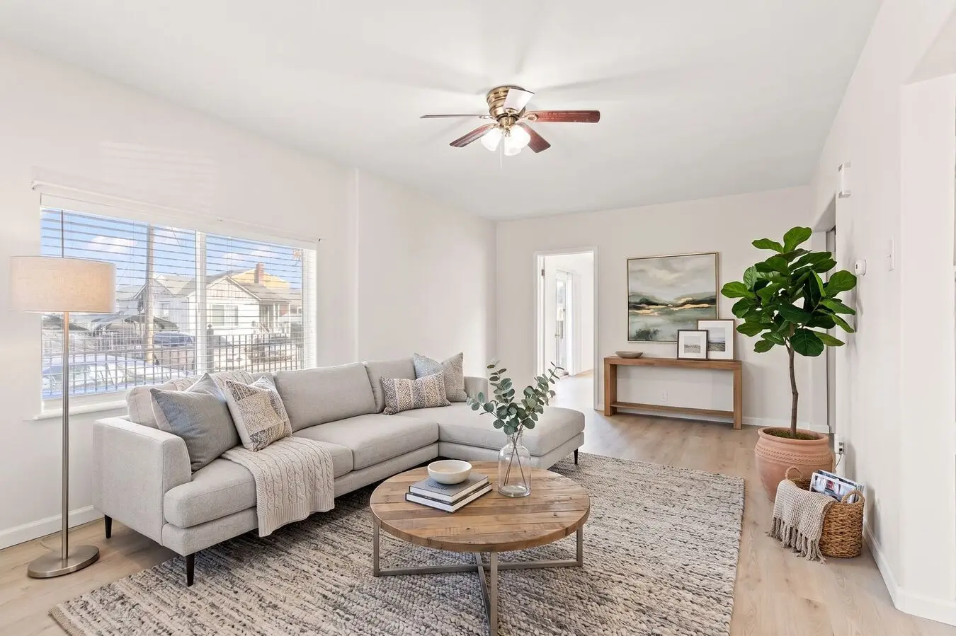 Nice And Bright 2br / 2ba Condo Near Durant Square Mall