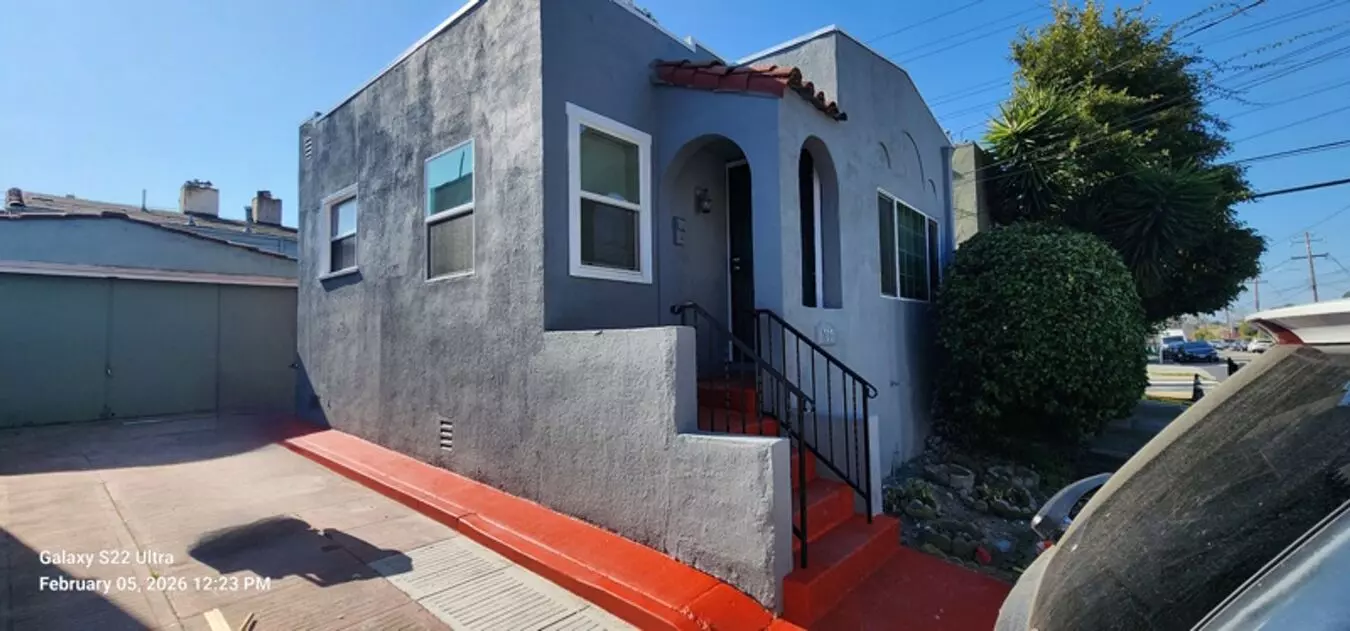 Fully Renovated 1 Bed 1 Bath In Heart Of Oakland Close To Childerns Hospital Ready For Lease photo 3
