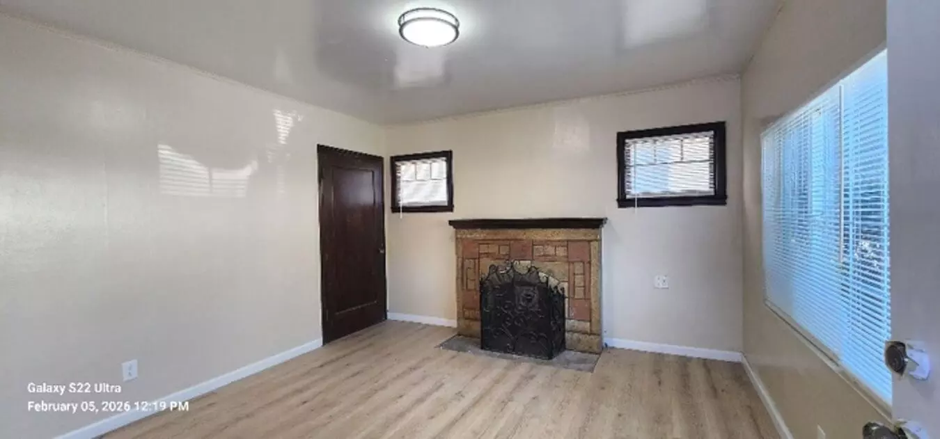 Fully Renovated 1 Bed 1 Bath In Heart Of Oakland Close To Childerns Hospital Ready For Lease photo 2