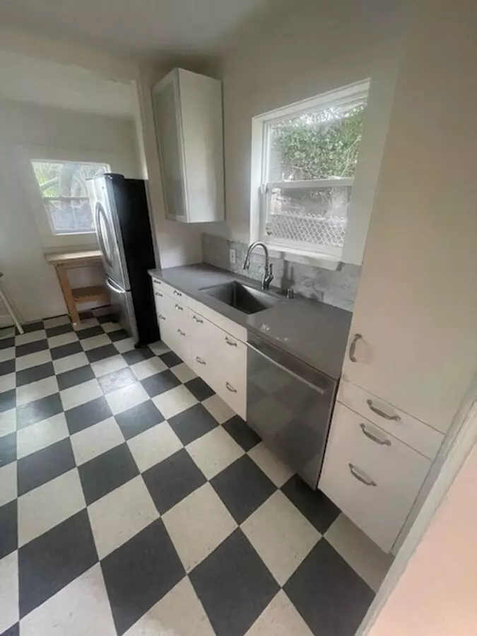 Great House In Oakland With A Yard! 2 Beds, 1 Bath
