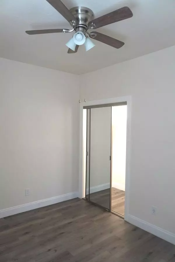 Los Robles Apartments photo 4
